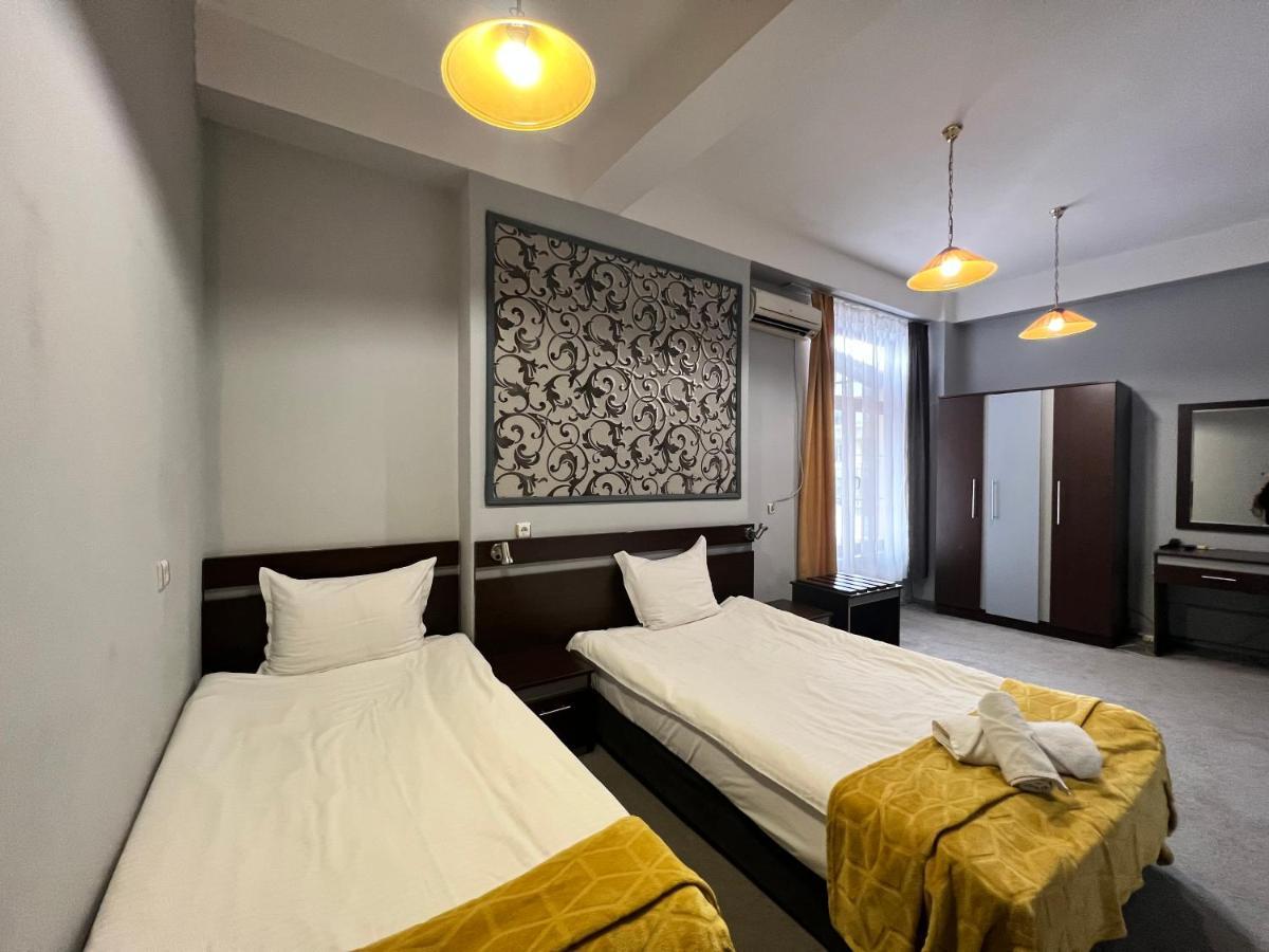Family Hotel Central Sjumen Eksteriør billede