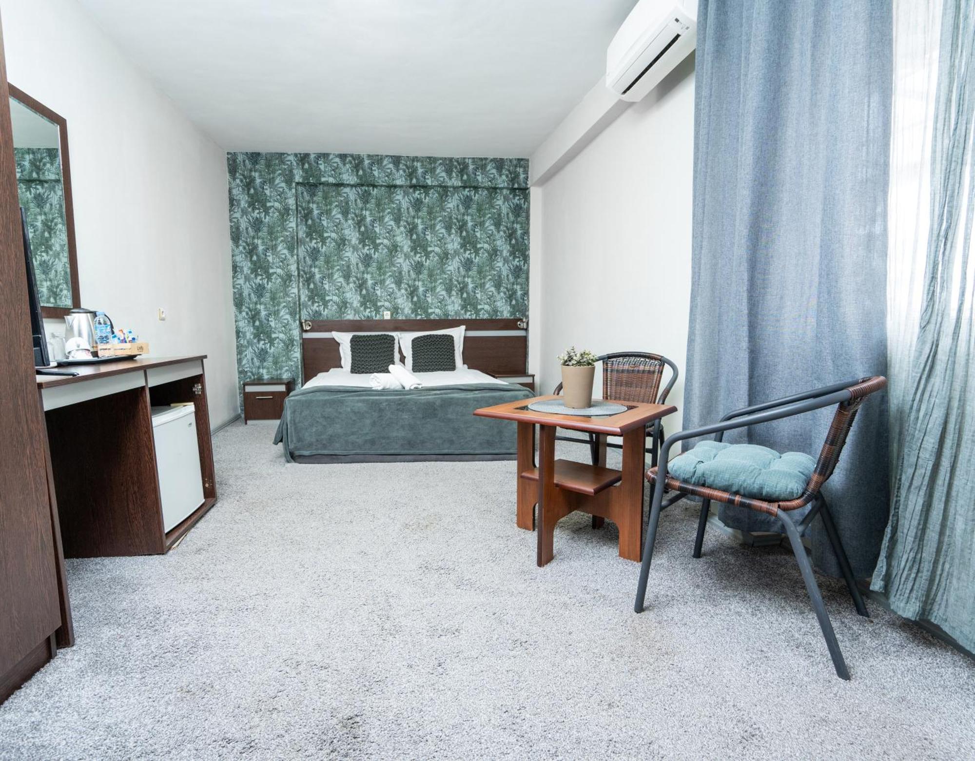Family Hotel Central Sjumen Eksteriør billede