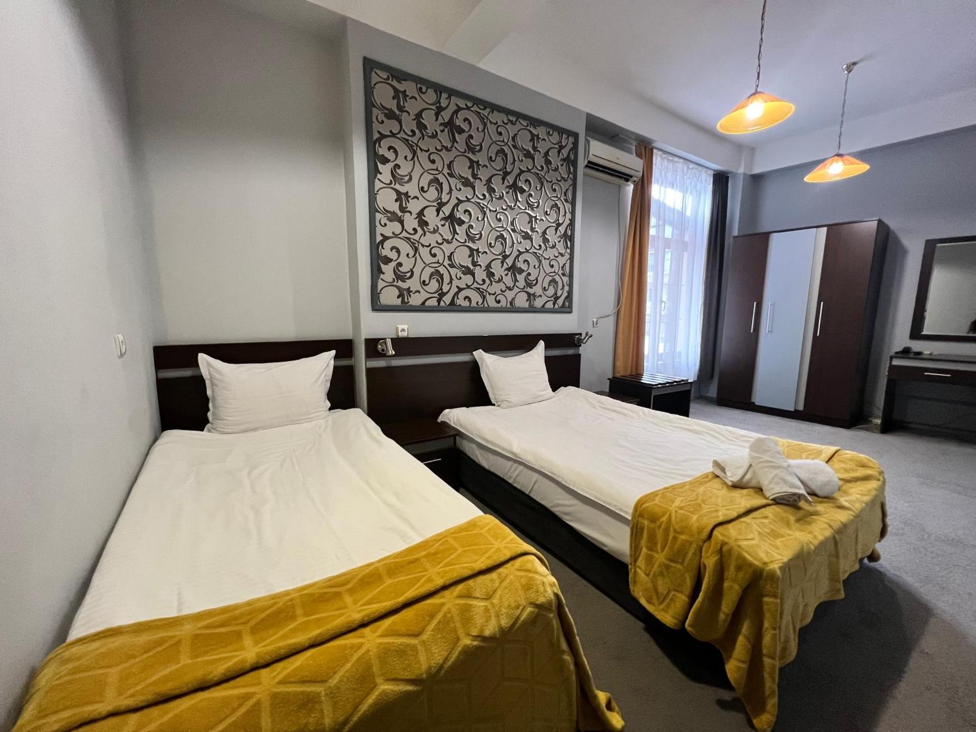 Family Hotel Central Sjumen Eksteriør billede